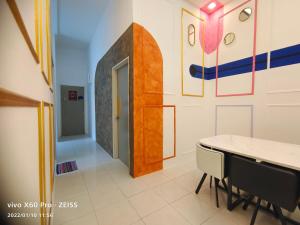 een eetkamer met een tafel en een aantal schilderijen aan de muur bij CLASSIC ENGLISH @ CH in Tanah Rata