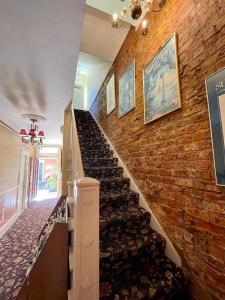 - un escalier dans une maison avec un mur en briques dans l'établissement Hotel Villa Convento, à La Nouvelle-Orléans