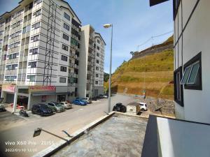 een uitzicht op een parkeerplaats met een gebouw bij CLASSIC ENGLISH @ CH in Tanah Rata