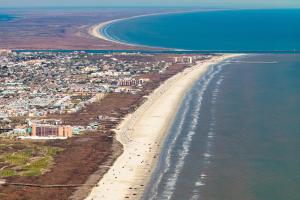 een luchtfoto van een strand en de oceaan bij Eskridge Gem Unit A in Port Aransas