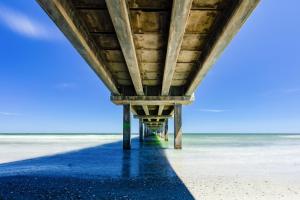 een close-up van de onderkant van een pier bij Eskridge Gem Unit A in Port Aransas