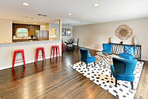 cocina y sala de estar con sillas rojas y azules en Butterfly Castle, en Austin