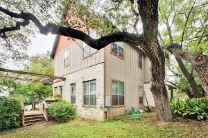 una casa con un árbol delante de ella en Rosedale Hideaway, en Austin