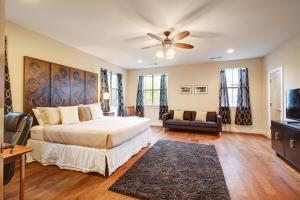 - une chambre avec un lit et un ventilateur de plafond dans l'établissement Rosedale Hideaway, à Austin