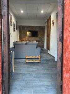a hallway with a couch and a bench in a room at Depa Rayas - Zona turística Guanajuato in Guanajuato