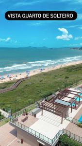 Blick auf den Strand von Vista Azura de Salerno in der Unterkunft Excelente apartamento pé na areia in Barra Velha