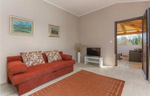 salon z czerwoną kanapą i kominkiem w obiekcie Three-Bedroom Holiday Home In Katun w mieście Katun