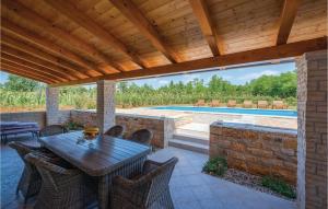 Bazén v ubytování Three-Bedroom Holiday Home In Katun nebo v jeho okolí
