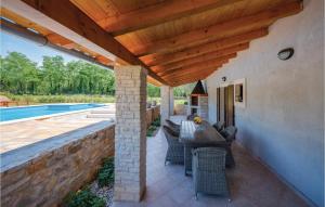 Bazén v ubytování Three-Bedroom Holiday Home In Katun nebo v jeho okolí