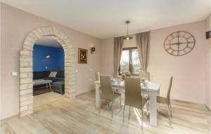 Posezení v ubytování Three-Bedroom Holiday Home In Katun