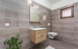 Koupelna v ubytování Three-Bedroom Holiday Home In Katun