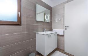 Koupelna v ubytování Three-Bedroom Holiday Home In Katun