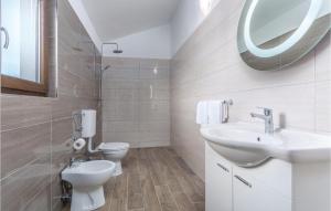 Koupelna v ubytování Three-Bedroom Holiday Home In Katun