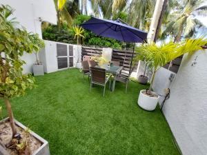 Сад в Villa Bienvenue Beachfront House