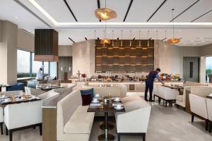 Restaurace v ubytování Vivanta Bhubaneswar DN Square