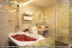 Koupelna v ubytování King’s hotel Trung Yên + 37 fotografií