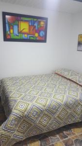Cama o camas de una habitación en cerca club militar Corferias, embajada americana 501