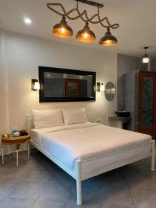 เตียงในห้องที่ River Kwai Kiri Resort