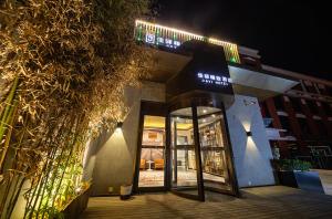 済南市にある银座佳驿精致酒店济南英雄山立交桥鲁能领秀城店の前に電話ボックスがある建物