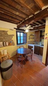 cocina con mesa y sillas en una habitación en Castello di Gaiche, en Collebaldo