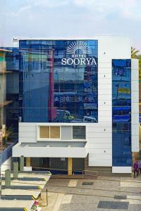 un bâtiment avec un panneau sur son côté dans l'établissement Soorya, à Attingal