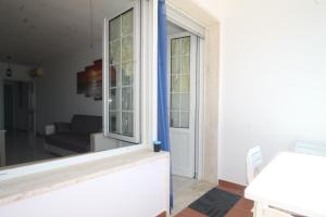 PizzoにあるVilletta Campurèの窓とソファ付きのリビングルーム