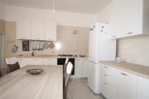 A kitchen or kitchenette at Villetta Campurè