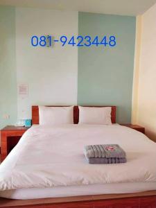 Postel nebo postele na pokoji v ubytování ณัฐชารีสอร์ท
