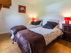 2 Betten nebeneinander in einem Zimmer in der Unterkunft Gîte Saint-Lyphard, 3 pièces, 4 personnes - FR-1-306-1163 in Saint-Lyphard