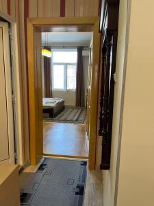 um corredor com uma porta aberta para um quarto em Dara House em Plovdiv