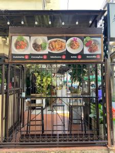 een restaurant met borden met eten erop bij KC guest house in Bangkok
