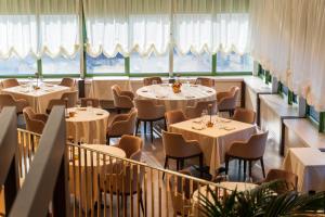 Reštaurácia alebo iné gastronomické zariadenie v ubytovaní Hotel Leonardo da Vinci