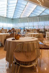 Reštaurácia alebo iné gastronomické zariadenie v ubytovaní Hotel Leonardo da Vinci
