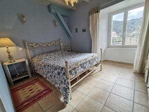 1 dormitorio con cama y ventana en Gîte Lavoûte-sur-Loire, 4 pièces, 5 personnes - FR-1-582-238 en Lavoûte-sur-Loire