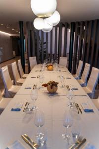 Reštaurácia alebo iné gastronomické zariadenie v ubytovaní Hotel Leonardo da Vinci