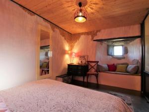ein Schlafzimmer mit einem Bett und einem Sofa darin in der Unterkunft Gîte Saint-Julien-Chapteuil, 2 pièces, 2 personnes - FR-1-582-29 in Saint-Julien-Chapteuil