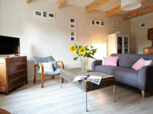 sala de estar con sofá y mesa en Gîte Saint-Privat-du-Dragon, 4 pièces, 6 personnes - FR-1-582-31 en Saint-Privat-du-Dragon