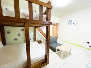 1 Schlafzimmer mit 2 Etagenbetten und einem Sofa in der Unterkunft Fengjia AS House in Taichung