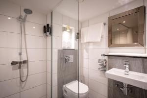 Un baño con ducha, inodoro y lavabo. en Hotel Oscar, en Ámsterdam