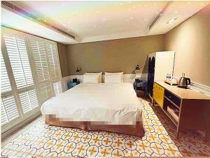 a bedroom with a bed and a desk and a bed sidx sidx sidx at 朵兒dor韓國汗蒸幕 동대문점 商務旅店 in Taipei