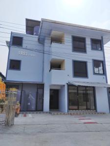 een blauw gebouw met ramen aan de zijkant bij SRS3 STUDIO APARTMENT in Ban Bang Kha