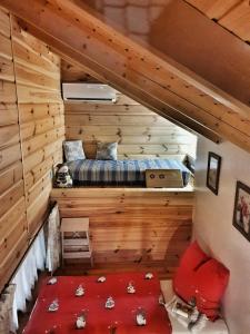 Posteľ alebo postele v izbe v ubytovaní Dřevěný prázdninový domek SUNRISE