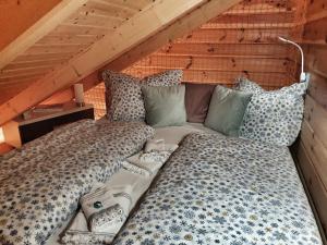 Posteľ alebo postele v izbe v ubytovaní Dřevěný prázdninový domek SUNRISE