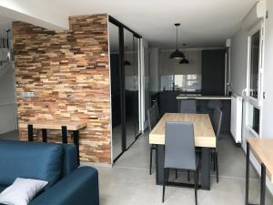 uma cozinha e sala de jantar com uma parede de tijolos em LA CARTOUCHERIE em Toulouse