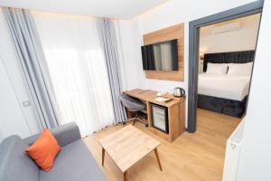 TV a/nebo společenská místnost v ubytování BUSINESS LIFE HOTEL BAKIRKÖY