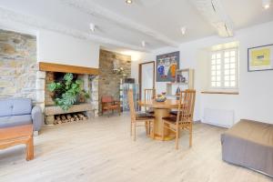a living room with a table and a couch at Le Martray - Appartement coeur historique de Paimpol in Paimpol