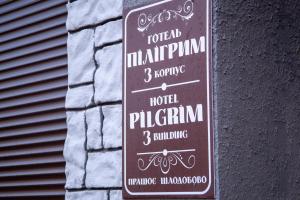 ムィコラーイウにあるHotel Piligrim 3のホテルのピッツェリアを読む建物の横の看板