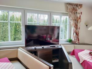 オーバーディングにあるBoardinghouse Notzingの大型薄型テレビのあるリビングルーム