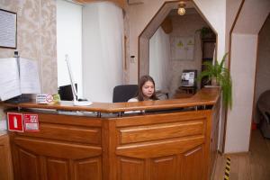 uma mulher sentada numa secretária num escritório em Piligrim 1 em Nikolayev