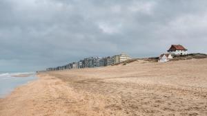 a sandy beach with buildings on top of it at Zongerichte studio Sint-Idesbald met mooi zeezicht in Koksijde